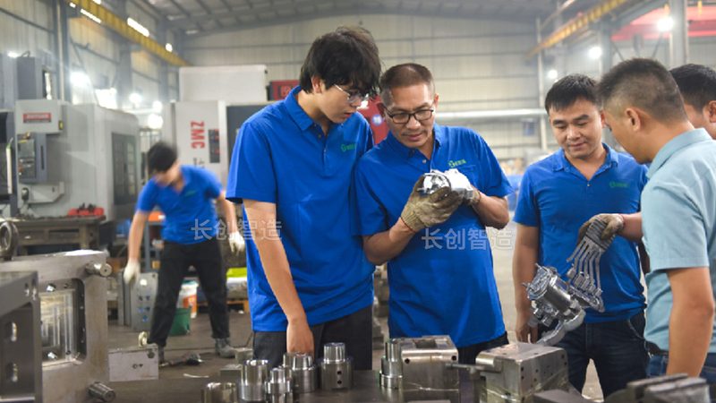 大型精密模具加工厂：行业现状与未来趋势