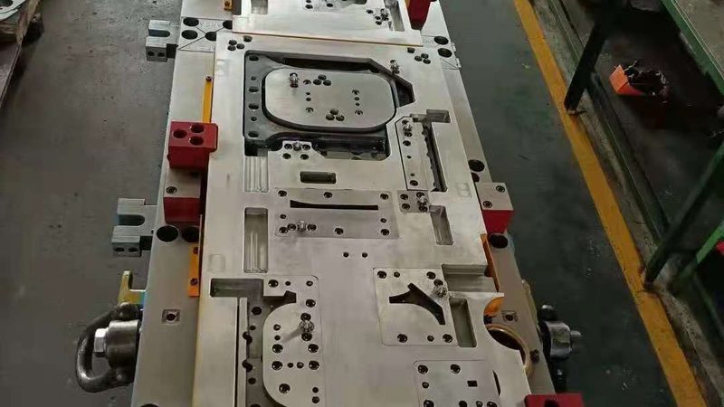 电机铁芯高速冲压级进模定制：技术解析与选型要点